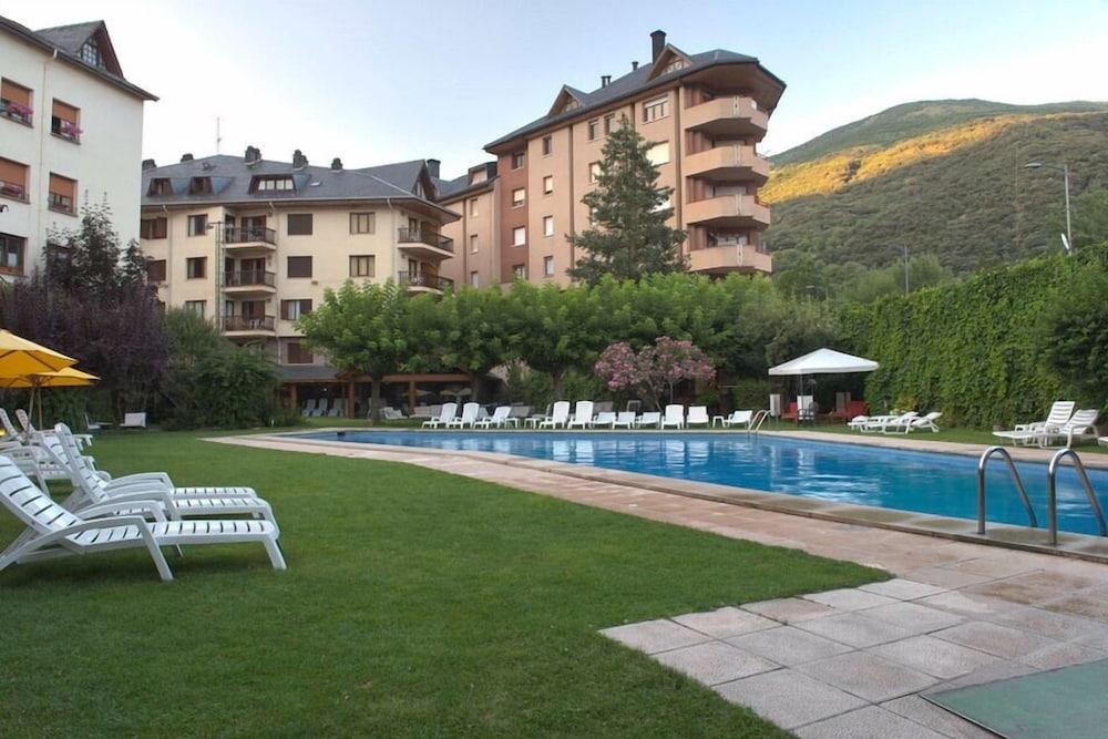 Apartamentos Pessets Adelaida Sort Dış mekan fotoğraf
