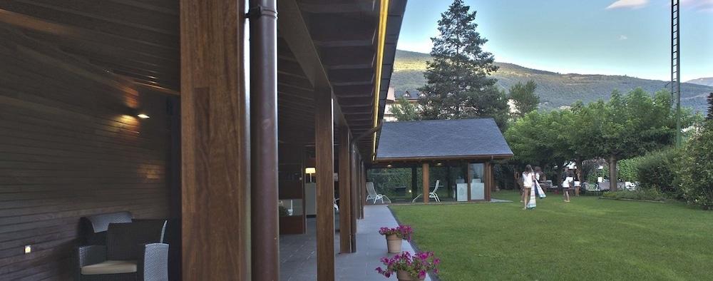 Apartamentos Pessets Adelaida Sort Dış mekan fotoğraf